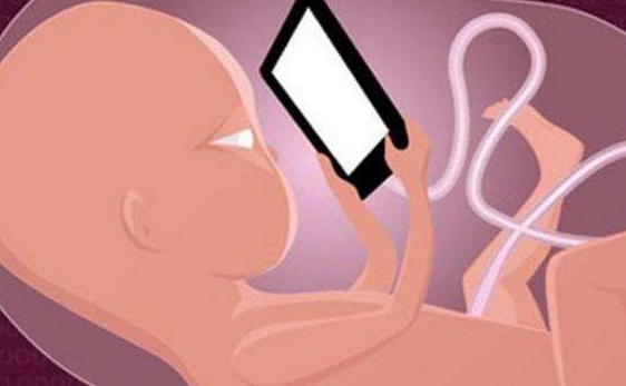 打雷可以玩手机吗:怀孕期间，手机、电脑孕妈妈都不可以玩吗？看完这一篇你就知道了